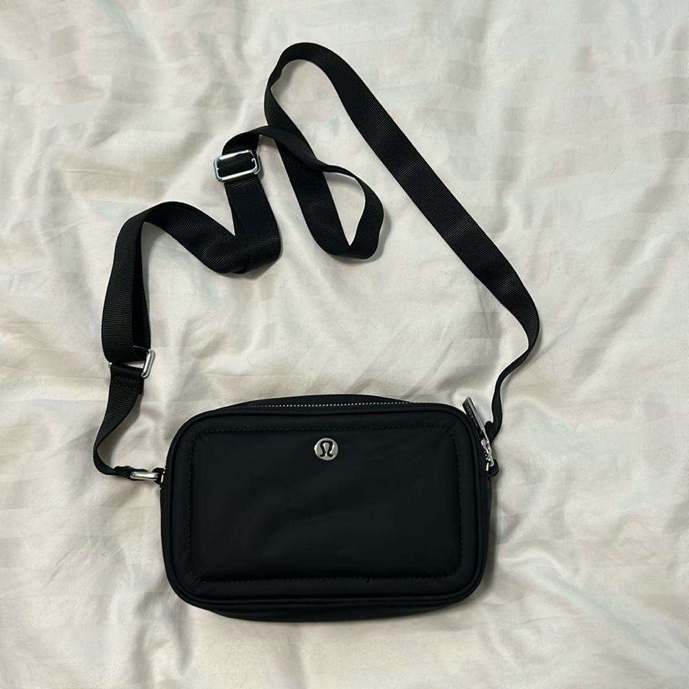 Lululemon crossbody “camera” bag in black nylon